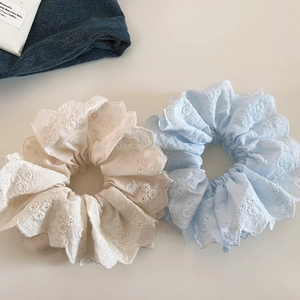Détail de chouchous en dentelle double couche deux pièces en crème et bleu clair