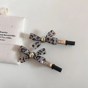 Elegante Haarklammern mit grauem Leopardenmuster-Acetat-Schleife und goldener Mitte