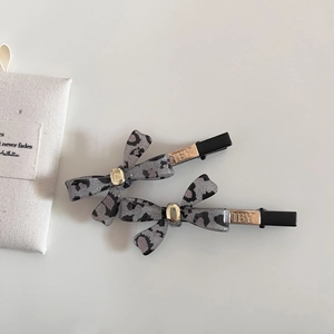Elegantes Set aus Haarspangen mit Leopardenmuster, Goldschliff und Glitzer-Finish