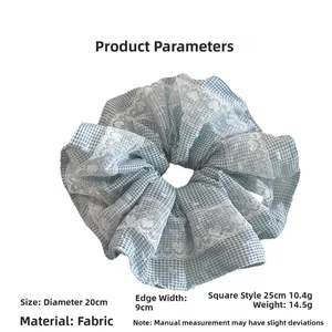 Gedetailleerde afmetingen van de blauwe ruitjes scrunchie met kanten randjes