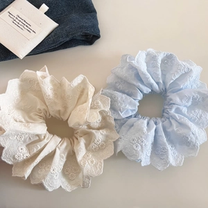 Détail de chouchous crème et bleu clair avec dentelle brodée à motif floral
