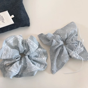 Gedetailleerde blauw-witte geruite haarelastiekjes set met kant en een strik ornament