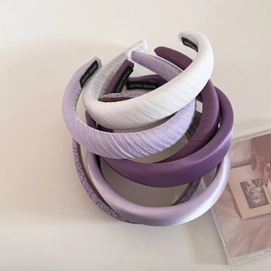 Divers serre-têtes larges en éponge violets et blancs en satin et tissus texturés