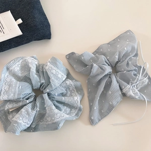 Lichtblauwe ruitjes haarelastiekjes set met witte kant voor een elegante haarstijl