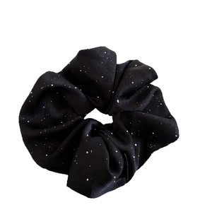 Eleganter schwarzer Satin-Haargummi mit glitzernden Strasssteinen für stilvolles Haarstyling