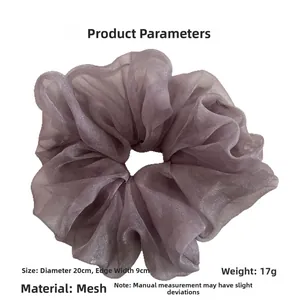 Détail macro du chouchou géant en organza nacré avec un diamètre de 20 cm et texture douce