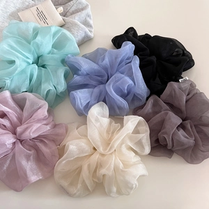 Vue détaillée de six chouchous en organza nacré en menthe, violet, crème, noir et brun