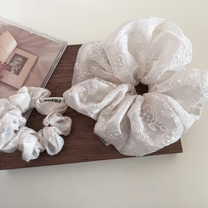 Chouchous Beige Style Français Avec Fleurs Brodées Grands Élastiques Cheveux en Organza pour Femmes Accessoires Élégants