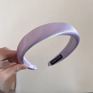 Serre-tête rembourré en satin violet avec design haut et étiquette faite à la main