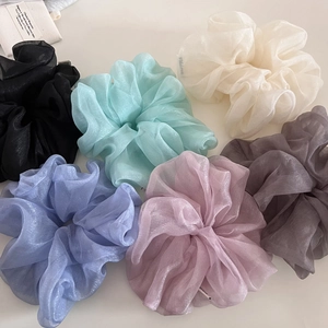 Détail du lot de 6 chouchous en organza pastel avec fini nacré et texture douce et légère