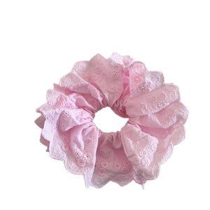 Chouchou en dentelle rose à double épaisseur avec broderie florale pour coiffures élégantes