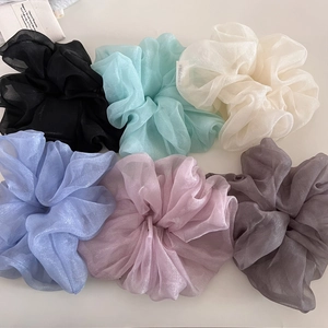 Lot de six chouchous en organza scintillant aux couleurs pastel sur fond blanc épuré