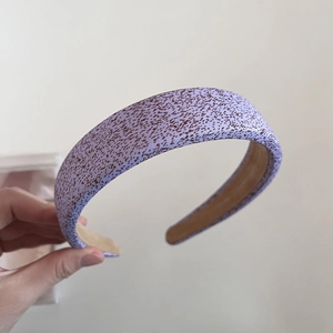 Détail du serre-tête éponge violet large avec motifs tachés marron et doublure antidérapante