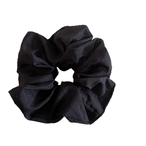 Chouchou élégant en tulle noir avec finition satinée et design plissé classique