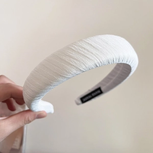 Gros plan du serre-tête blanc épais rembourré avec texture côtelée et intérieur mousse