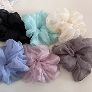 Lot de six grands chouchous en tulle nacré aux couleurs pastel douces et tons neutres