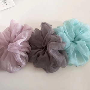 Lot de trois chouchous en organza nacré de style français en violet, gris et bleu doux