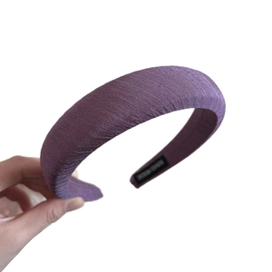 Serre-tête épais en éponge violette avec tissu texturé pour un effet de volume élégant