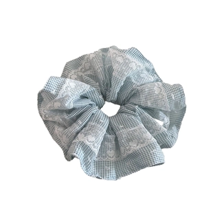 Blauw geruite haarknot met wit kant in een zachte en zoete stijl voor haaraccessoires