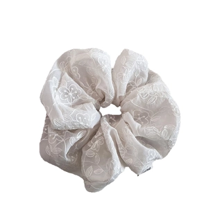 Chouchou élégant style français en dentelle beige brodée de fleurs pour femmes