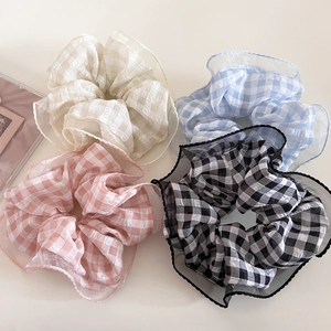 Set di quattro elastici per capelli a scacchi con bordo in organza in crema e rosa