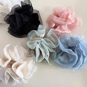 Lot de cinq chouchous en organza plissé en noir, rose, vert menthe, bleu clair et blanc crème