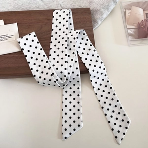 Schicker Vintage Polka-Dot-Schal und Haarband für Damen auf einem Holzuntergrund