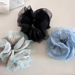 Lot de trois chouchous en organza plissé, coloris noir, bleu clair et vert sauge