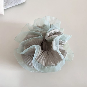 Vue détaillée du chouchou en organza et mousseline à plusieurs couches et volants