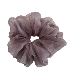 Chouchou français en tulle violet nacré avec une finition de tissu scintillant