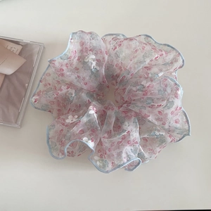 Chouchou géant en tulle fleuri avec bordures bleues et motifs floraux pastel