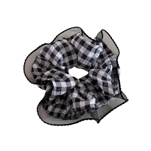Scrunchie a quadretti bianco e nero con bordi in organza trasparente a balze