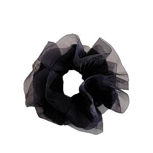 Chouchou élégant en organza noir avec un design volumineux de nuage plissé