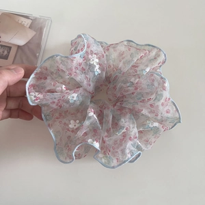 Chouchou en organza floral avec fleurs roses et bordure bleue pour queue de cheval