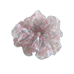 Chouchou oversize en organza à fleurs roses avec surpiqûres bleu clair romantiques