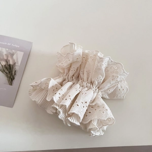 Eleganter beiger Spitzen-Haargummi mit bestickten Ösen und gerüschtem Blumendesign