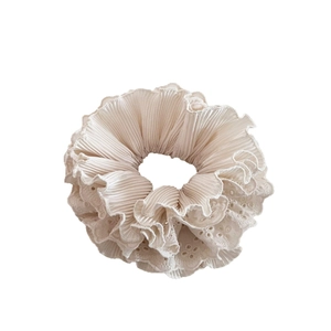 Französischer cremefarbener Spitzen-Scrunchie mit Stickerei und gerüschtem Blumendesign