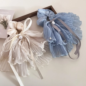 Chouchou plissé bleu glacé avec perles blanches et long ruban élégant pour femme