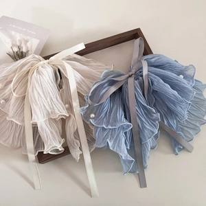 Chouchous élégants bleu glacier et crème à volants avec perles et rubans longs