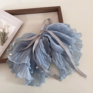 Détail d'un chouchou bleu clair plissé avec perles blanches et ruban de satin gris
