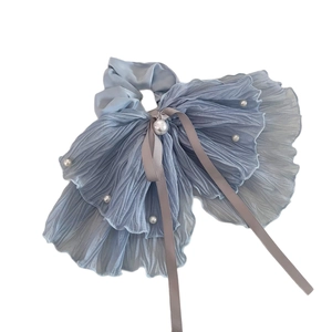 Chouchou plissé bleu glacé avec grand nœud ruban et élégantes perles décoratives