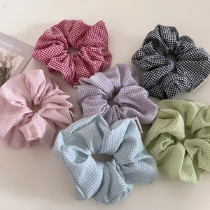 Set di sei elastici per capelli a scacchi colorati in rosso, nero, rosa, viola, blu e verde