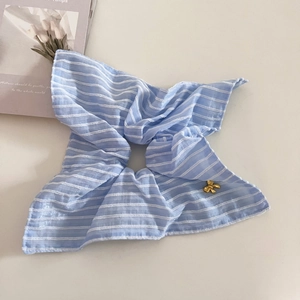 Scrunchie a righe azzurre con un ciondolo a fiocco dorato in stile coreano