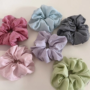 Set di sei elastici per capelli a quadretti gingham colorati con morbida trama di cotone