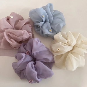 Lot de quatre chouchous en organza avec broderies florales aux couleurs pastel