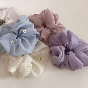 Chouchous en organza pastel avec broderie florale en bleu, rose, blanc et violet