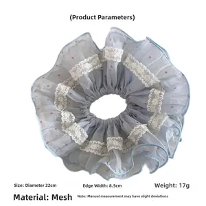 Gros plan sur chouchou en maille à pois bleus de 22 cm avec dentelle et dimensions