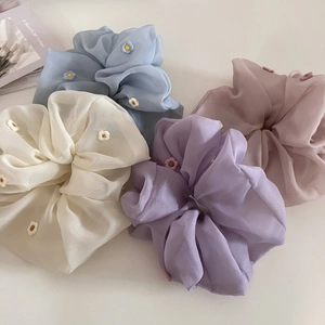 Lot de quatre chouchous en organza brodé de fleurs en bleu pastel, blanc et violet