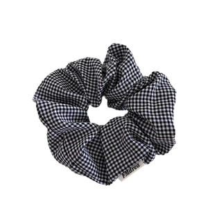 Elastico scrunchie oversize a quadretti bianchi e neri con etichetta per acconciature