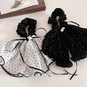 Elegante Scrunchie Francese a Pois Con Fiocco e Nastro Imitazione Perla Artificial e Ciondolo a Cuore Chiffon Plissettato Elastico Capelli Donna